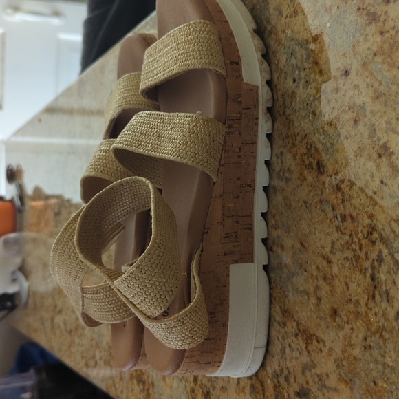 Cute Sandals - Picture 2 of 3